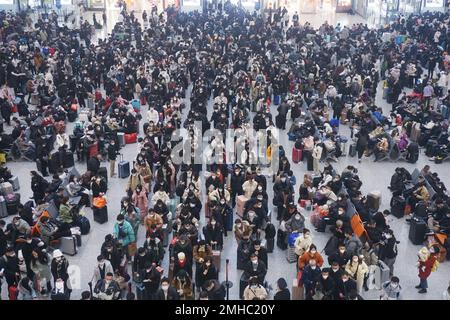 HANGZHOU, CHINA - 27. JANUAR 2023 - Passagiere warten auf einen Hochgeschwindigkeitszug am Ostbahnhof Hangzhou in Hangzhou, Ostchina Zhejiang Provin Stockfoto