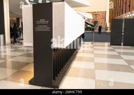 Ausstellung des Yad-Vashem-Buchs mit den Namen der Holocaust-Opfer bei der Eröffnungsausstellung am UN-Hauptquartier in New York am 26. Januar 2023 Stockfoto