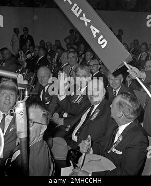 Sprecher des Repräsentantenhauses der Vereinigten Staaten Sam Rayburn (Demokrat von Texas) winkt von seinem Sitz in der texanischen Delegation zur 1960. Democratic National Convention in der Los Angeles Memorial Sports Arena in Los Angeles, Kalifornien, am 15. Juli 1960.Kredit: Benjamin E. „Gene“ Forte / CNP / MediaPunch Stockfoto