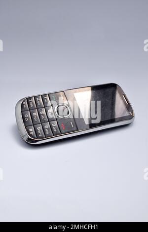 Altes Telefon mit isolierten Tasten auf weißem Hintergrund Stockfoto