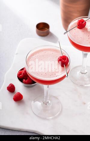 himbeercocktail mit Wodka, Saft und Himbeerlikör Stockfoto