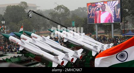 Neu-Delhi, Indien. 26. Januar 2023. Indische Armee AKASH Raketensystem (Ausrüstung der neuen Generation) marschiert während der 74. Parade der Republik auf dem Kartavya Path. Der ägyptische Präsident Abdel Fattah El-Sisi ist der Hauptgast Indiens, der an der Parade teilnimmt. Thema des Tages der Republik 2023 ist ìJan Bhagidari (Beteiligung des Volkes)î. Die Menschen trafen sich, um die 74. Republic Day Parade auf dem Kartavya Path zu feiern. Der ägyptische Präsident Abdel Fattah El-Sisi ist der Hauptgast Indiens, der an der Parade teilnimmt. Das Thema des Tages der Republik 2023 ist „Jan Bhagidari“ (Beteiligung des einfachen Volkes). Cr Stockfoto