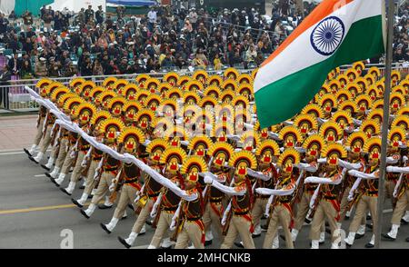 Neu-Delhi, Indien. 26. Januar 2023. Die Indian Railway Protection Force (RPF) marschiert während der 74. Republic Day Parade auf dem Kartavya Path. Der ägyptische Präsident Abdel Fattah El-Sisi ist der Hauptgast Indiens, der an der Parade teilnimmt. Thema des Tages der Republik 2023 ist ìJan Bhagidari (Beteiligung des Volkes)î. Die Menschen trafen sich, um die 74. Republic Day Parade auf dem Kartavya Path zu feiern. Der ägyptische Präsident Abdel Fattah El-Sisi ist der Hauptgast Indiens, der an der Parade teilnimmt. Das Thema des Tages der Republik 2023 ist „Jan Bhagidari“ (Beteiligung des einfachen Volkes). Kredit: SO Stockfoto