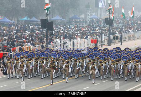 Neu-Delhi, Indien. 26. Januar 2023. Die indische Zentralreservepolizei (CRPF) marschiert während der 74. Republic Day Parade auf dem Kartavya Path. Der ägyptische Präsident Abdel Fattah El-Sisi ist der Hauptgast Indiens, der an der Parade teilnimmt. Thema des Tages der Republik 2023 ist ìJan Bhagidari (Beteiligung des Volkes)î. Die Menschen trafen sich, um die 74. Republic Day Parade auf dem Kartavya Path zu feiern. Der ägyptische Präsident Abdel Fattah El-Sisi ist der Hauptgast Indiens, der an der Parade teilnimmt. Das Thema des Tages der Republik 2023 ist „Jan Bhagidari“ (Beteiligung des einfachen Volkes). Credi Stockfoto