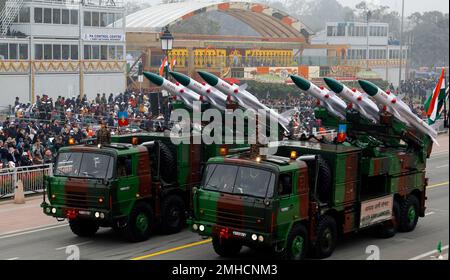 Neu-Delhi, Indien. 26. Januar 2023. Indische Armee AKASH Raketensystem (Ausrüstung der neuen Generation) marschiert während der 74. Parade der Republik auf dem Kartavya Path. Der ägyptische Präsident Abdel Fattah El-Sisi ist der Hauptgast Indiens, der an der Parade teilnimmt. Thema des Tages der Republik 2023 ist ìJan Bhagidari (Beteiligung des Volkes)î. Die Menschen trafen sich, um die 74. Republic Day Parade auf dem Kartavya Path zu feiern. Der ägyptische Präsident Abdel Fattah El-Sisi ist der Hauptgast Indiens, der an der Parade teilnimmt. Das Thema des Tages der Republik 2023 ist „Jan Bhagidari“ (Beteiligung des einfachen Volkes). Cr Stockfoto