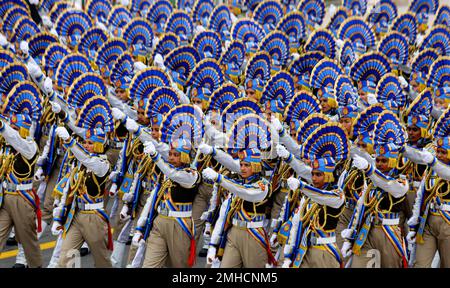 Neu-Delhi, Indien. 26. Januar 2023. Die indische Zentralreservepolizei (CRPF) marschiert während der 74. Republic Day Parade auf dem Kartavya Path. Der ägyptische Präsident Abdel Fattah El-Sisi ist der Hauptgast Indiens, der an der Parade teilnimmt. Thema des Tages der Republik 2023 ist ìJan Bhagidari (Beteiligung des Volkes)î. Die Menschen trafen sich, um die 74. Republic Day Parade auf dem Kartavya Path zu feiern. Der ägyptische Präsident Abdel Fattah El-Sisi ist der Hauptgast Indiens, der an der Parade teilnimmt. Das Thema des Tages der Republik 2023 ist „Jan Bhagidari“ (Beteiligung des einfachen Volkes). Credi Stockfoto