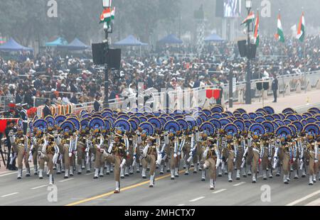 Neu-Delhi, Indien. 26. Januar 2023. Die indische Zentralreservepolizei (CRPF) marschiert während der 74. Republic Day Parade auf dem Kartavya Path. Der ägyptische Präsident Abdel Fattah El-Sisi ist der Hauptgast Indiens, der an der Parade teilnimmt. Thema des Tages der Republik 2023 ist ìJan Bhagidari (Beteiligung des Volkes)î. (Foto: Naveen Sharma/SOPA Images/Sipa USA) Guthaben: SIPA USA/Alamy Live News Stockfoto