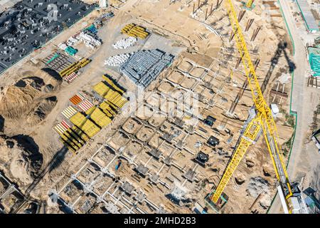 Luftdrohnenfoto eines Stadions im Bau. Bauarbeiten aus Betonfundamenten Stockfoto