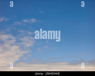 Wolkenlandschaft, Blick nach oben, Himmelsersatzfotos Stockfoto