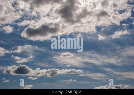 Wolkenlandschaft, Blick nach oben, Himmelsersatzfotos Stockfoto