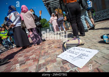 Melbourne, Australien, 26. Januar 2023. Während des jährlichen Invasion Day Protests in Melbourne, der von den Ureinwohnern Australiens und ihren Verbündeten organisiert wird, wird ein weggeworfenes Banner gesehen, das ein Ende des Australientages und die Anerkennung der Souveränität der Ureinwohner fordert. Kredit: Dave Hewison/Alamy Live News Stockfoto