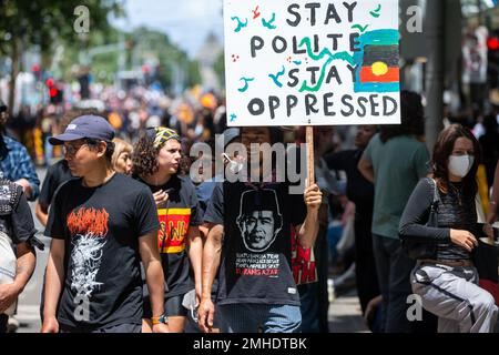 Melbourne, Australien, 26. Januar 2023. Während des jährlichen Invasion Day Protests in Melbourne, der von einheimischen Australiern und ihren Verbündeten organisiert wird, hält ein Protestteilnehmer ein Banner und fordert ein Ende des Australientages und die Anerkennung der Souveränität der Ureinwohner. Kredit: Dave Hewison/Alamy Live News Stockfoto