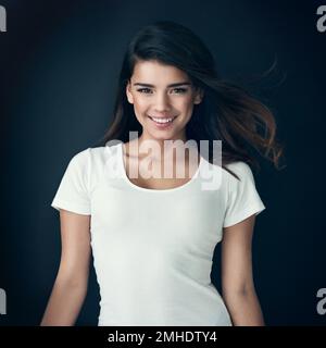 Unsere Herzen mit ihrer ätherischen Schönheit zu stehlen. Eine wunderschöne junge Frau, die im Studio posiert. Stockfoto