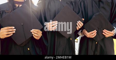 Studentengruppe der Universität, Hände und Schulabschluss in der Schlange zusammenhalten, zuschneiden und Erfolg für Studienziel. Freunde, Studenten und Absolventen Stockfoto