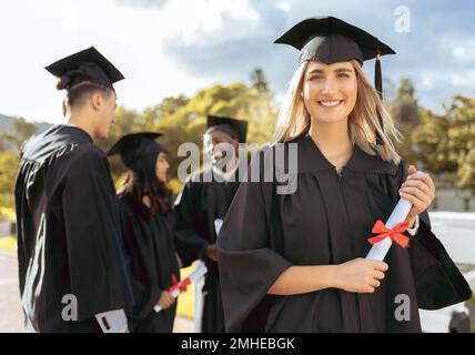 Frau, Student und Porträt lächeln für Abschluss, Zeremonie oder Leistung in der Hochschulbildung. Glückliche akademische Lernerin mit Zertifikat Stockfoto