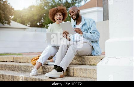 Freunde, Technologie und Online-Comedy auf Tablet und Laptop, soziale Medien und Kommunikation mit jungen Menschen im Freien. Schwarzer Mann, Frau und Internet Stockfoto