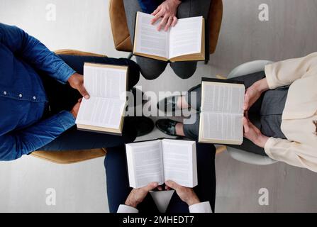 Eine Gruppe Multiethnischer Freunde, Die Zusammen Bibel Lesen Stockfoto