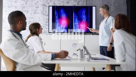 Ärzte Und Radiologen Diskutieren Röntgenbilder Von Patienten Stockfoto