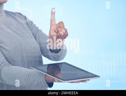 Tablet, digitale Transformation und Technologie mit den Händen einer schwarzen Frau für erweiterte Realität, Benutzeroberfläche und ux. Innovation, Zukunft und 3D mit Stockfoto