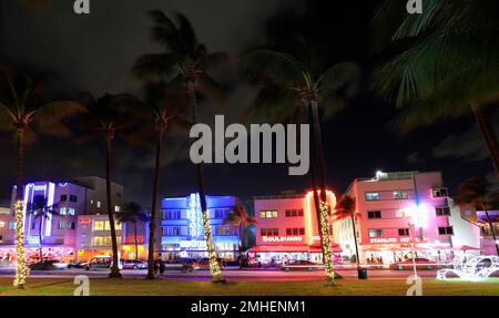 Nachtleben am Ocean Drive, Art déco Historic District in Miami Beach mit beleuchteten Hotels, Florida, USA Stockfoto