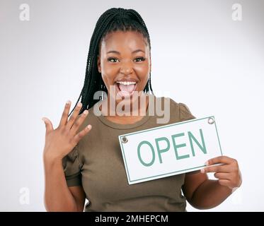 Schwarze Frau, aufgeregt und mit offenem Schild für Ankündigung oder Nachricht vor grauem Studiohintergrund. Porträt einer afroamerikanischen Managerin Stockfoto