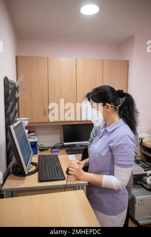 PRODUKTION - 24. Januar 2023, Hessen, Frankfurt/Main: Irina Ushakova, eine Krankenschwester aus der Ukraine, arbeitet an einem Computer am GDA Wohnstift Frankfurt am Zoo. Tausende Ukrainer haben in Hessen Arbeit gefunden, nachdem sie aus dem Krieg in ihrer Heimat geflohen sind. Eine davon ist Irina Ushakova, eine ausgebildete Krankenschwester. (Zu dpa-KORR Neuer Profi Start nach dem Flug: 'Jetzt beginnt ein neues Kapitel') Foto: Sebastian Gollnow/dpa Stockfoto