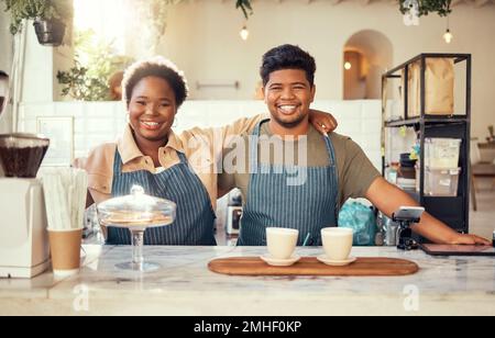 Porträt, Partnerschaft und Inhaber kleiner Unternehmen, die in einem Café oder Café gemeinsam Unterstützung leisten. Team, Zusammenarbeit und Freunde, die wegen lächeln Stockfoto