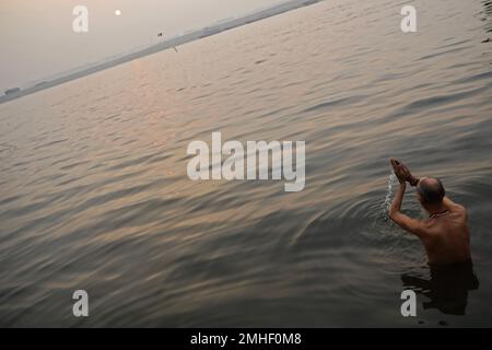 Varanasi, Indien. 26. Januar 2023. Ein Mann betet, während er im Ganges in der nordindischen Stadt Varanasi in Uttar Pradesh steht. (Foto: Prabhat Mehrotra/SOPA Images/Sipa USA) Guthaben: SIPA USA/Alamy Live News Stockfoto