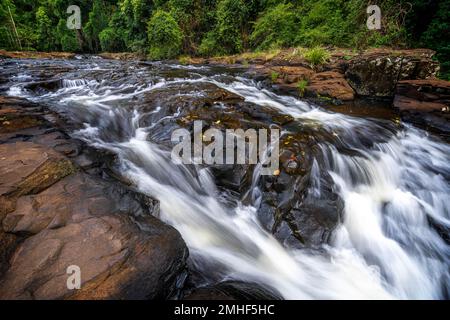 Kaskaden auf dem Obi Obi Creek in der Nähe der Gardners Falls außerhalb von Maleny, Hinterland der Sunshine Coast, Queensland Australien Stockfoto