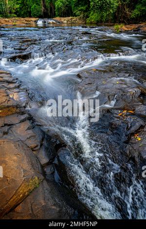 Kaskaden auf dem Obi Obi Creek in der Nähe der Gardners Falls außerhalb von Maleny, Hinterland der Sunshine Coast, Queensland Australien Stockfoto