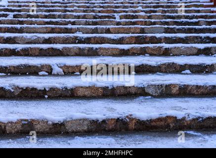 Uralte Steintreppen bedeckt mit rutschigem Schnee und Eis nach dem Wintersturm Stockfoto