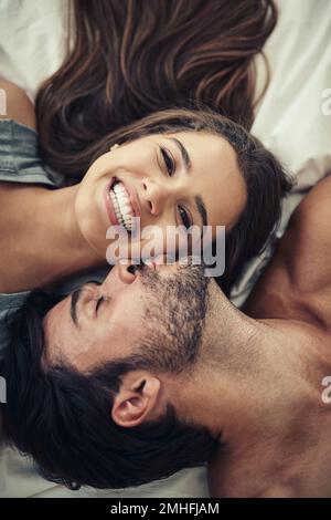 Ich weiß, dass ich geliebt habe. Die Aufnahme eines liebevollen, jungen Paares, das intim im Bett ist. Stockfoto
