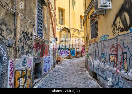 Eine kleine, kurvige Gasse im Viertel Centro Historico, mit bedeckten Mauern. Ein Beispiel für Graffiti in Neapel, Neapel, Italien, Italien. Stockfoto