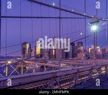 2001 HISTORISCHE BROOKLYN BRIDGE (©J & W ROEBLING 1883) DOWNTOWN SKYLINE EAST RIVER MANHATTAN NEW YORK CITY USA Stockfoto