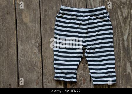 Gestreifte Kindershorts liegen auf dem Tisch, Kinderkleidung Stockfoto