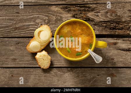 tasse heiße, hausgemachte Brotsuppe, Blick von oben nach unten Stockfoto