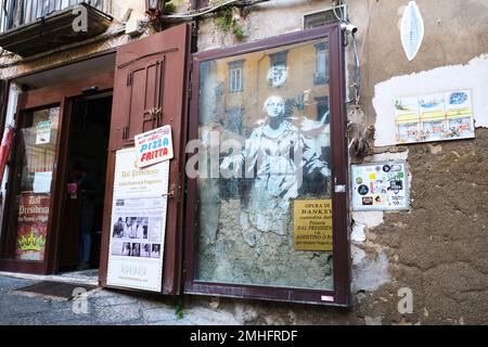 Eine Banksy, Madonna mit Pistole, jetzt unter Glas geschützt. Ein Beispiel für Graffiti in Neapel, Neapel, Italien, Italien. Stockfoto