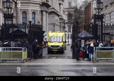 London, Großbritannien. 26. Januar 2023. Ein Krankenwagen verlässt die Downing Street. Kredit: SOPA Images Limited/Alamy Live News Stockfoto