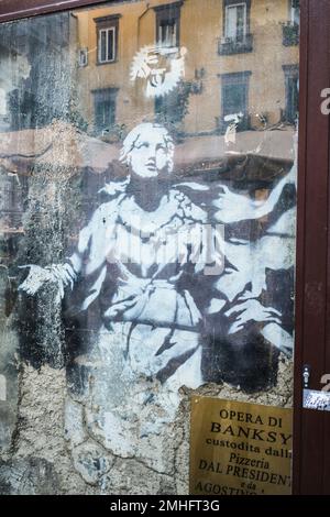 Eine Banksy, Madonna mit Pistole, jetzt unter Glas geschützt. Ein Beispiel für Graffiti in Neapel, Neapel, Italien, Italien. Stockfoto