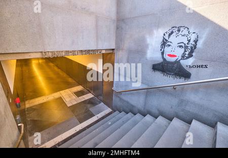 Eine gemalte Schablone von Michael Jackson als Andy Warhols Marilyn Monroe Gemälde. Mit leuchtend roten Lippen. Am Eingang der U-Bahn-Station, Munici Stockfoto