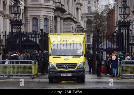 London, Großbritannien. 26. Januar 2023. Ein Krankenwagen verlässt die Downing Street. (Foto: Vuk Valcic/SOPA Images/Sipa USA) Guthaben: SIPA USA/Alamy Live News Stockfoto