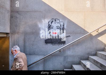 Eine gemalte Schablone von Michael Jackson als Andy Warhols Marilyn Monroe Gemälde. Mit leuchtend roten Lippen. Am Eingang der U-Bahn-Station, Munici Stockfoto