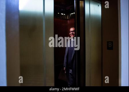 Washington DC, USA. 26. Januar 2023. US-Repräsentant George Santos (Republikaner von New York) besteigt einen Aufzug am US Capitol in Washington, DC, USA, Mittwoch, 25. Januar, 2023. Foto: Rod Lamkey/CNP/ABACAPRESS.COM Kredit: Abaca Press/Alamy Live News Stockfoto