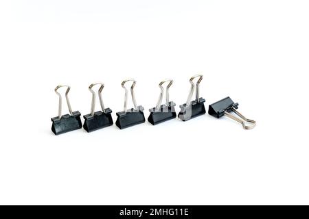 Ordner oder Büroklammer oder Büroklammer, Schreibwaren, realistisches Objekt auf isoliertem weißem Hintergrund. Konzept für Büroleitung und Teamarbeit. Stockfoto