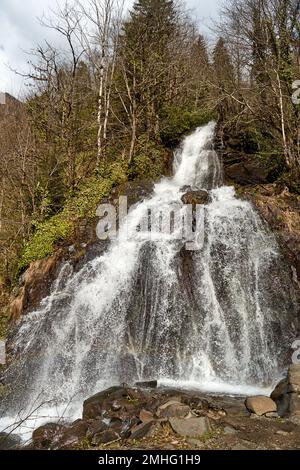 Die Bergfälle. Das Wasser bricht über die Bergfelsen in mehreren Ebenen. Stockfoto