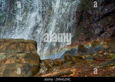 Die Bergfälle. Das Wasser bricht über die Bergfelsen in mehreren Ebenen. Stockfoto