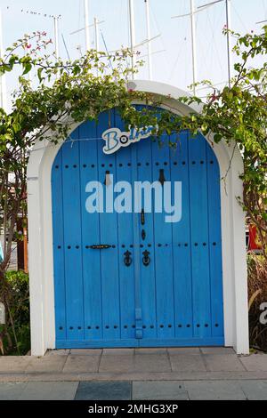 Traditionelles maltesisches Haus mit Fenstern und blauer Tür in der ummauerten Stadt Bodrum, Mugla, Türkei Stockfoto