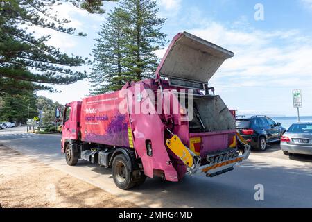 Müllabfuhrwagen in Palm Beach Sydney, Mülltonnen in öffentlichen Straßenbehältern, Sydney, NSW, Australien Stockfoto