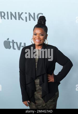 Yvette Nicole Brown nimmt am Donnerstag, den 26. Januar 2023, an der Premiere der Film-Komödie „Shrinking“ in der Directors Guild of America Teil. Storyline: Ein trauernder Therapeut fängt an, seinen Kunden genau zu sagen, was er denkt. Er ignoriert seine Ausbildung und Ethik und sieht sich dabei, das Leben der Menschen, einschließlich seines eigenen, enorm zu verändern. Foto: Greg Grudt/UPI Credit: UPI/Alamy Live News Stockfoto