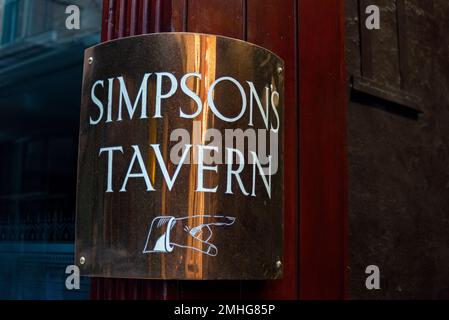 Simpson's Tavern Pub, 38 1/2, Ball Court Alley, Cornhill, London EC3. Richtungshänder Stockfoto